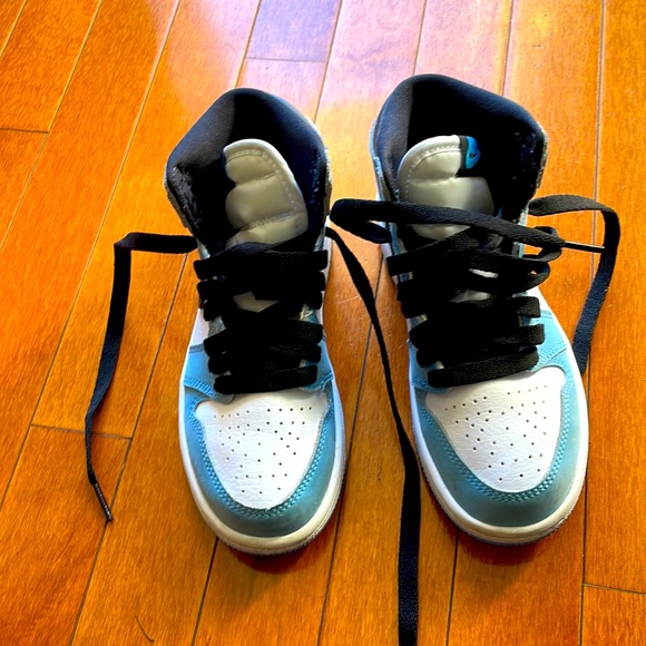 Girls lightly Worn Jordan 1’s - Picture 1 of 5